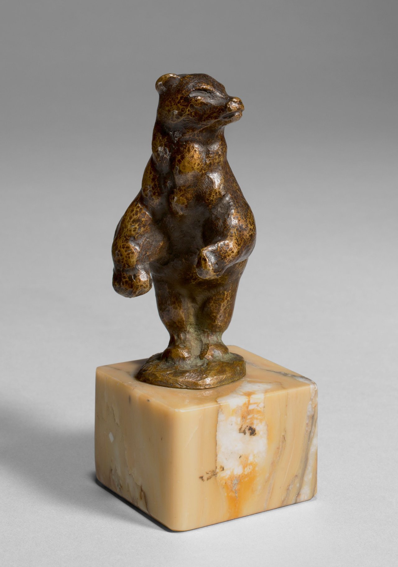 This picture shows the following artwork: August Gaul. „Stehender Bär, Petschaft“. Circa 1914.