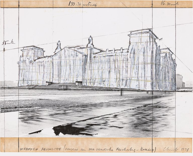 Auf diesem Bild ist das folgende Kunstwerk zu sehen:  Christo. „WRAPPED REICHSTAG (project for Der Deutsche Reichstag-Berlin)“. 1978.