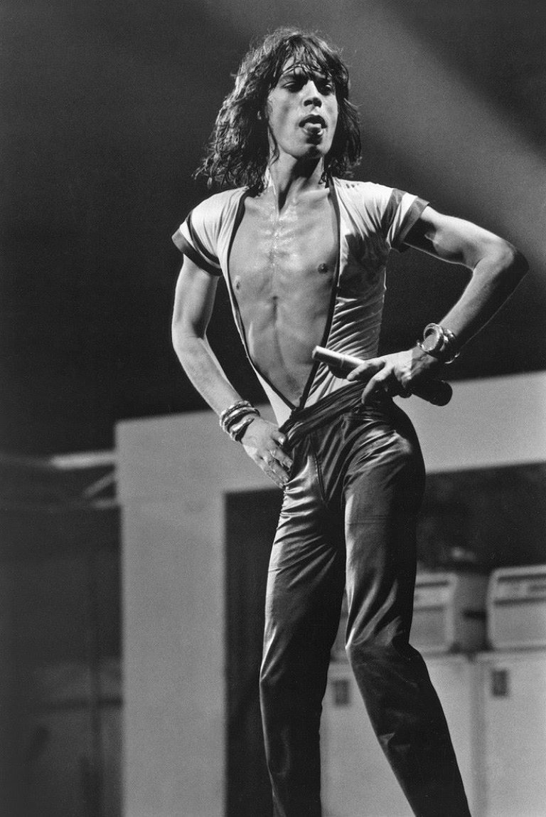 Auf diesem Bild ist das folgende Kunstwerk zu sehen: Volker Hinz. „Mick Jagger, Sänger der Rolling Stones, in der Kölner Stadthalle“. 1976.