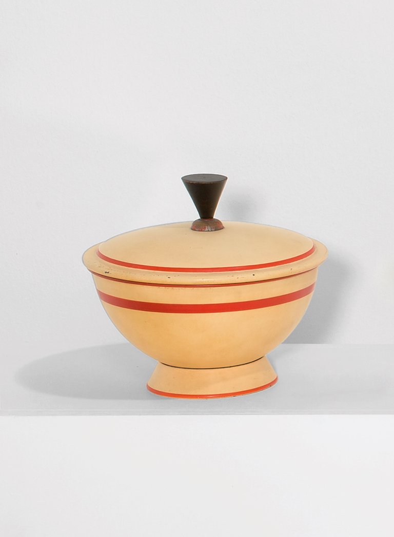Auf diesem Bild ist das folgende Kunstwerk zu sehen: Marianne Brandt. Gebäckdose in Beige und Rot. Um 1930.