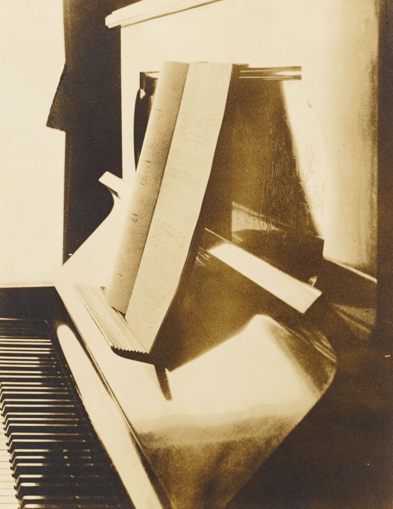 Auf diesem Bild ist das folgende Kunstwerk zu sehen: Paul Outerbridge Jr.. Piano. 1926.