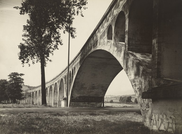 Auf diesem Bild ist das folgende Kunstwerk zu sehen: André  Kertész. Bogenbrücke. 1929/31.