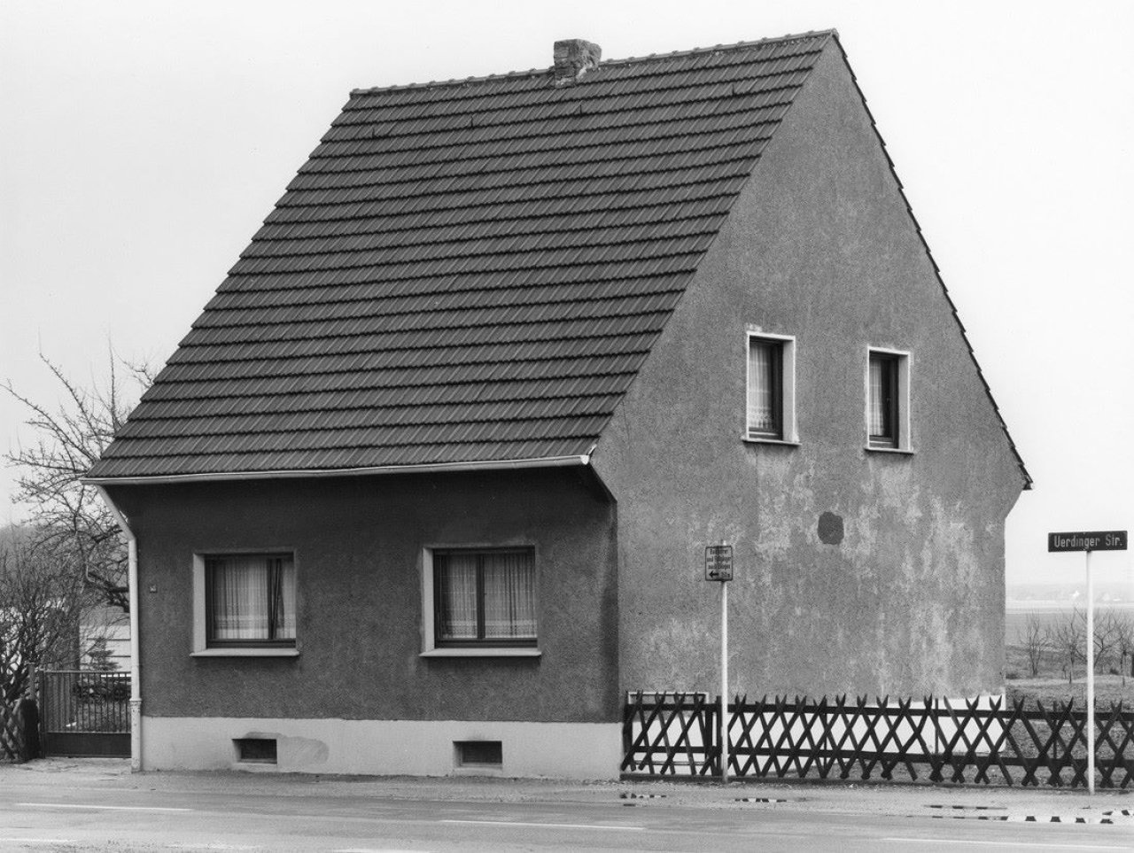 Auf diesem Bild ist das folgende Kunstwerk zu sehen: Bernd und Hilla Becher (Siegen 1931 - 2007 Rostock / Potsdam 1934 - 2015 Düsseldorf). „Wohnhaus Duisburg-Seven“. 1980.