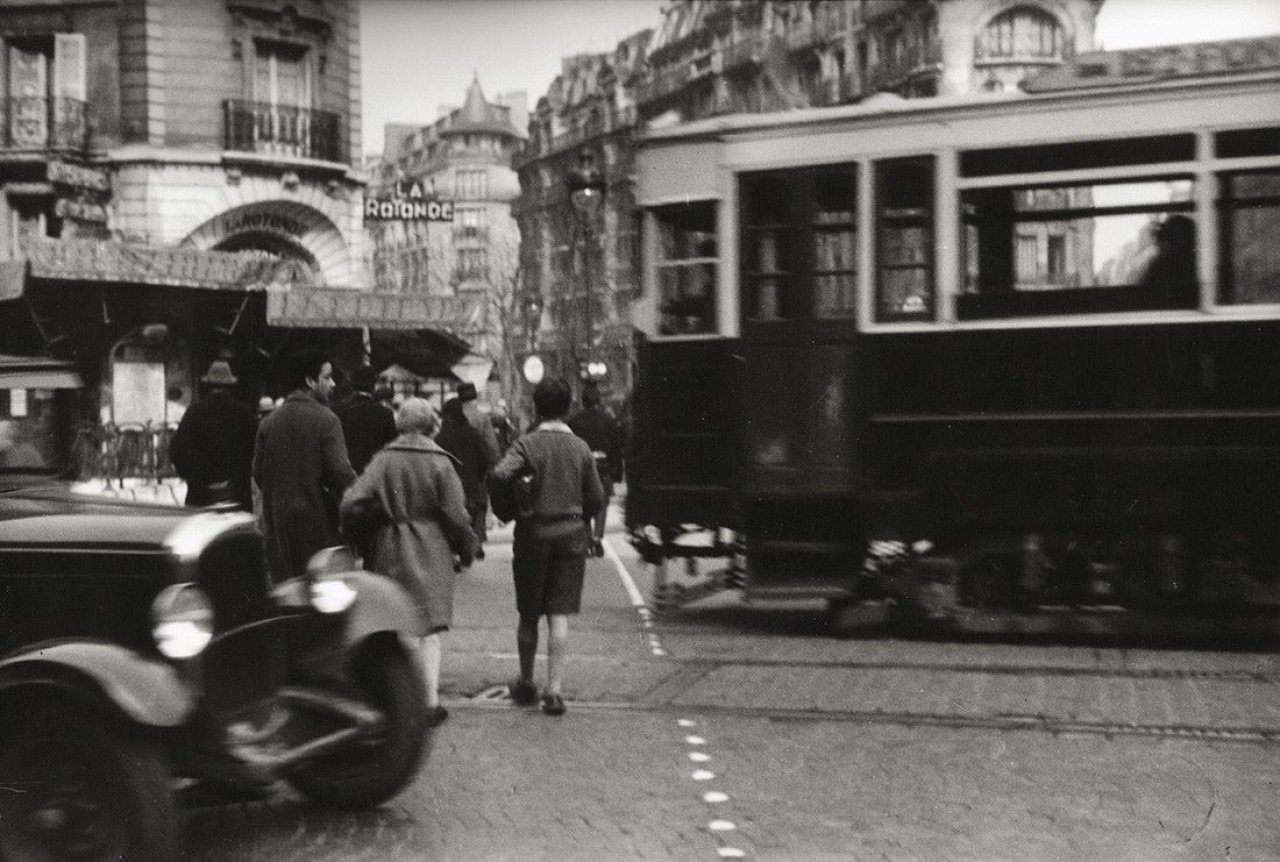 Auf diesem Bild ist das folgende Kunstwerk zu sehen: Ilse Bing. Straße, Paris. 1932.