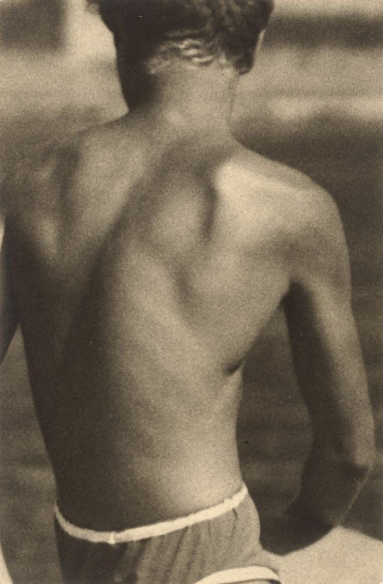 Auf diesem Bild ist das folgende Kunstwerk zu sehen:  Anonym. Ohne Titel (Männerrücken). Um 1935.