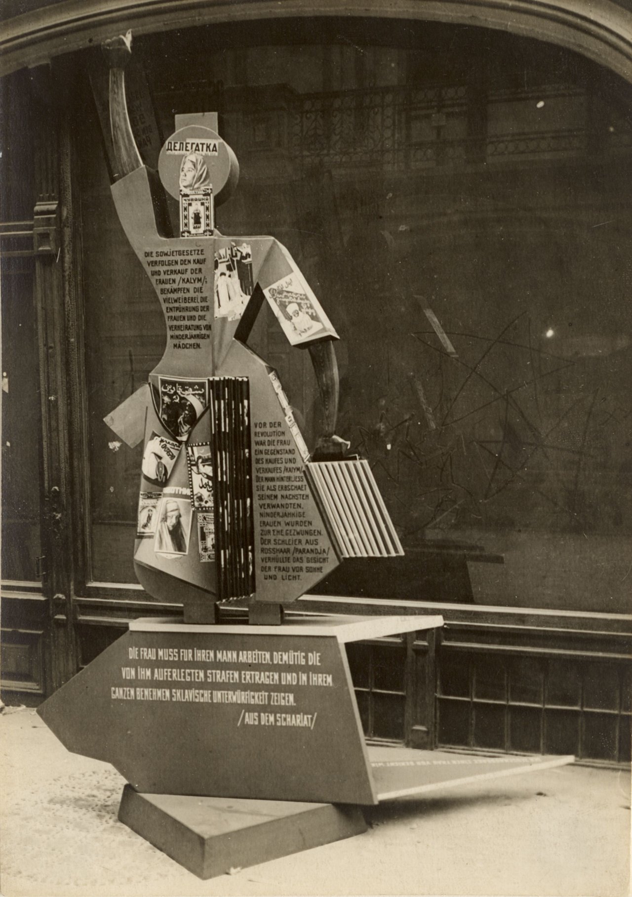 Auf diesem Bild ist das folgende Kunstwerk zu sehen: El Lissitzky. Figurine von Michail Plaksin für den Sowjet-Pavillon in der Abteilung „Die Frau und die Presse“ auf der Internationalen Presse-Ausstellung „Pressa“ in Köln. Ausstellungsarchitekt: El Lissitzky. Probeaufstellung im Staatlichen Kaufhaus GUM, Moskau. 1928.