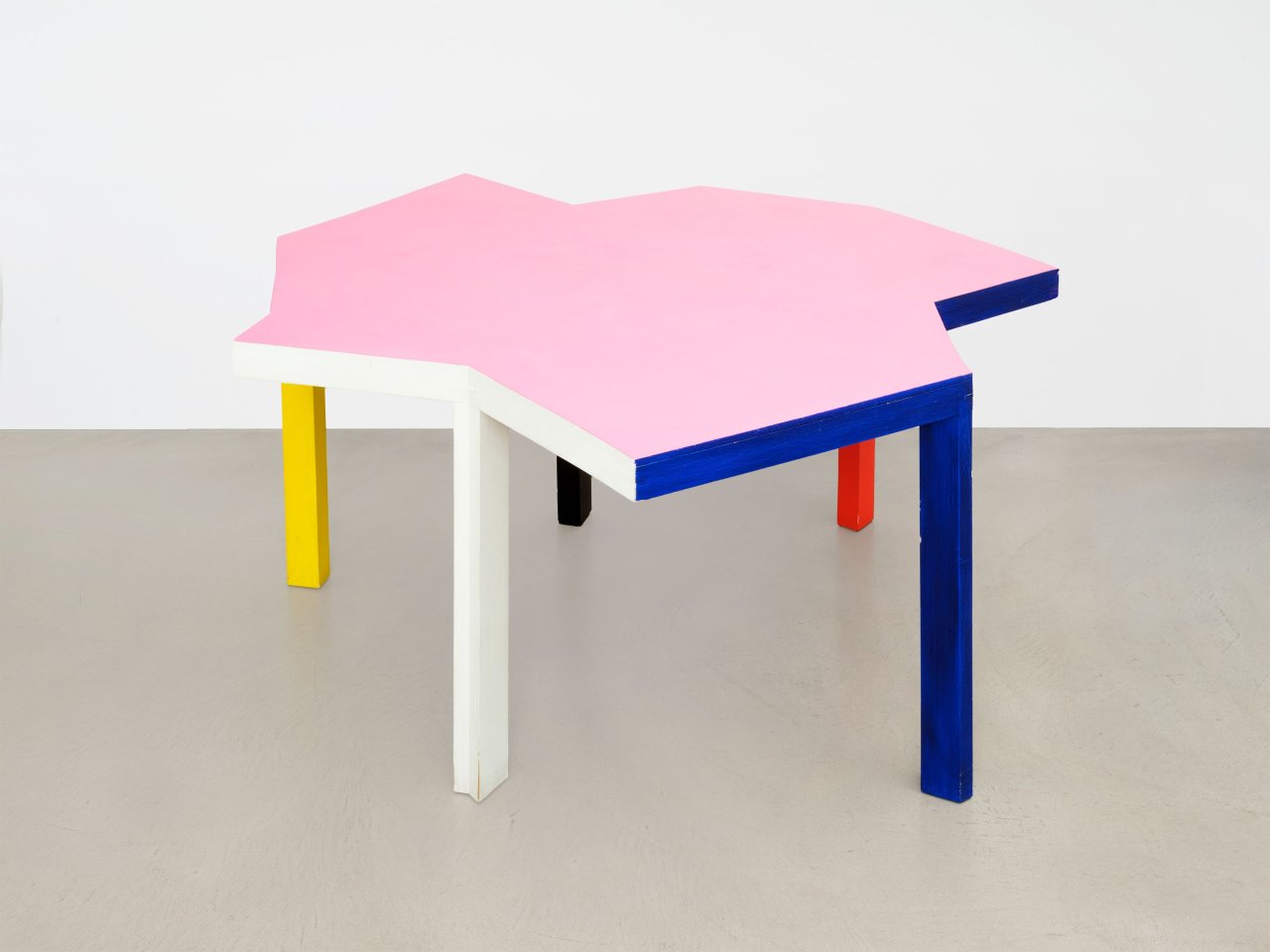 Auf diesem Bild ist das folgende Kunstwerk zu sehen: Imi Knoebel. Tisch. 1987.
