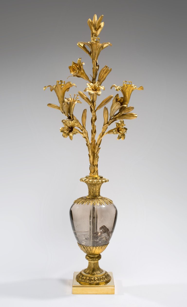 Auf diesem Bild ist das folgende Kunstwerk zu sehen:  Französisch. Bergkristallvase mit Kandelaber aus Lilienbouquet zu drei Lichtern. Um 1860.