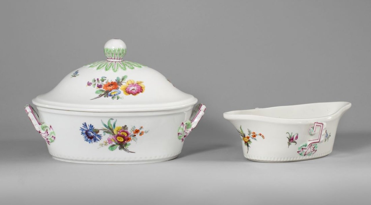 Auf diesem Bild ist das folgende Kunstwerk zu sehen:  KPM Königliche Porzellan-Manufaktur Berlin. Ovale Deckelterrine und Sauciere Antikglatt mit Blumenmalerei und purpurnen Rändern. Um 1780/1803.