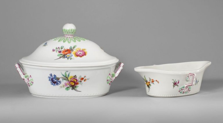 Auf diesem Bild ist das folgende Kunstwerk zu sehen:  KPM Königliche Porzellan-Manufaktur Berlin. Ovale Deckelterrine und Sauciere Antikglatt mit Blumenmalerei und purpurnen Rändern. Um 1780/1803.
