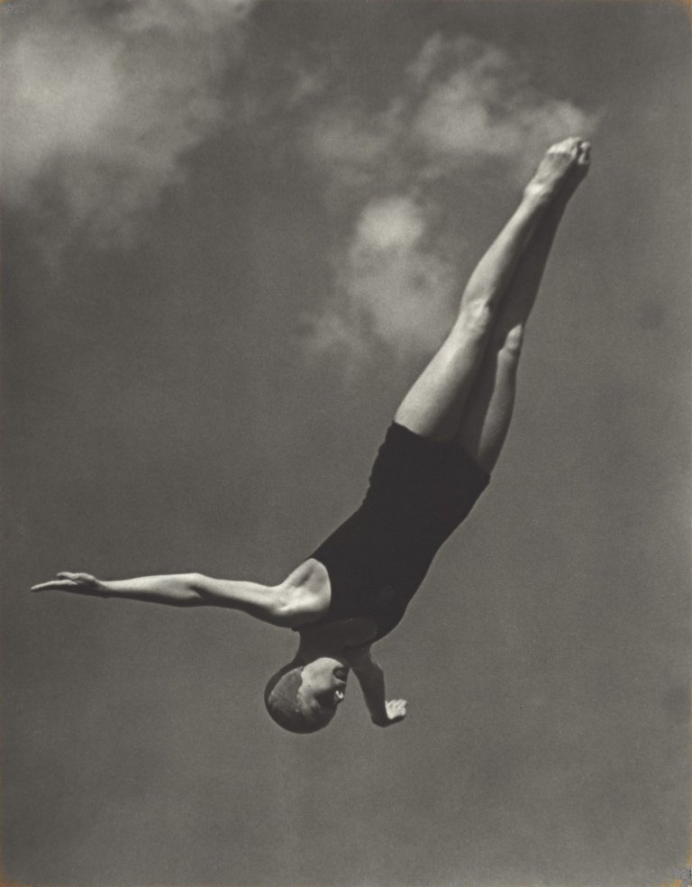 Auf diesem Bild ist das folgende Kunstwerk zu sehen: Leni Riefenstahl. „Marjorie Gestring“. 1936.
