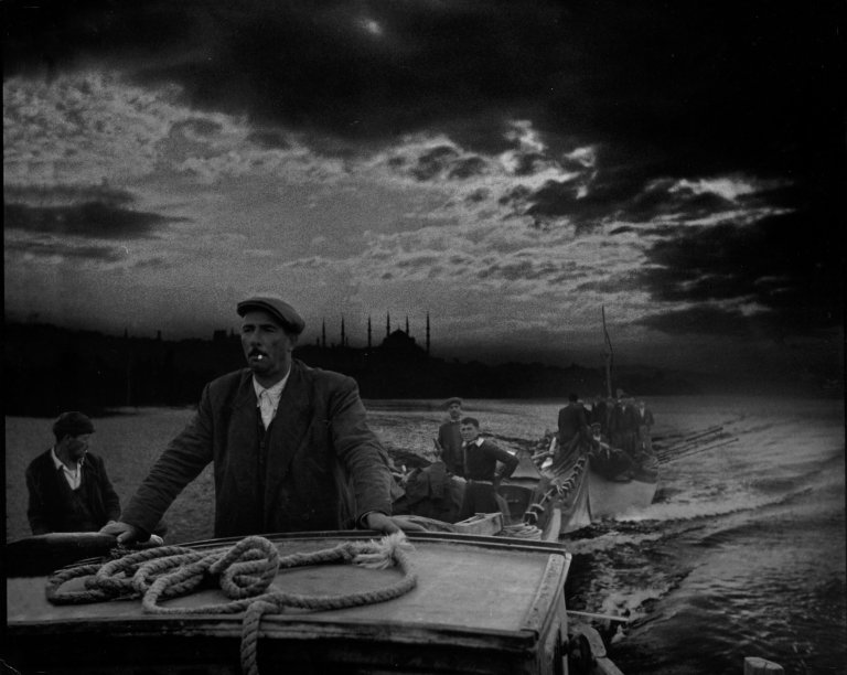 Auf diesem Bild ist das folgende Kunstwerk zu sehen: Ara Güler. Kumkapi fishermen returning to port in the first light of dawn, Istanbul. 1950.