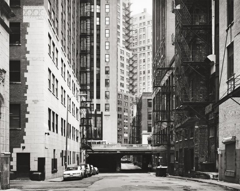 Auf diesem Bild ist das folgende Kunstwerk zu sehen: Thomas Struth. „North Garland Court, Chicago“. 1992 .