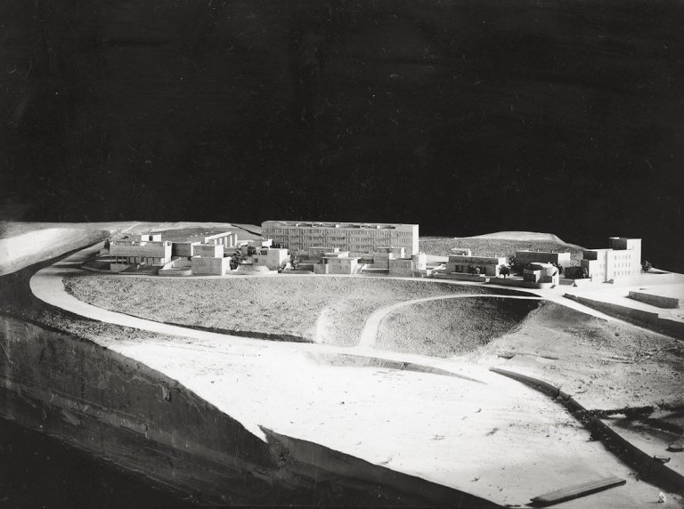 Auf diesem Bild ist das folgende Kunstwerk zu sehen: Ludwig Mies van der Rohe. Modell der Weissenhof-Siedlung wie gebaut, Ansicht von Osten / Ansicht von Westen. 1927.