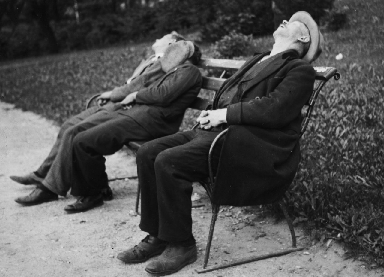 This picture shows the following artwork: Ladislav Emil Berka. „Poledni siesta v parku, Praha“ (Siesta in the Park, Prague). 1929.