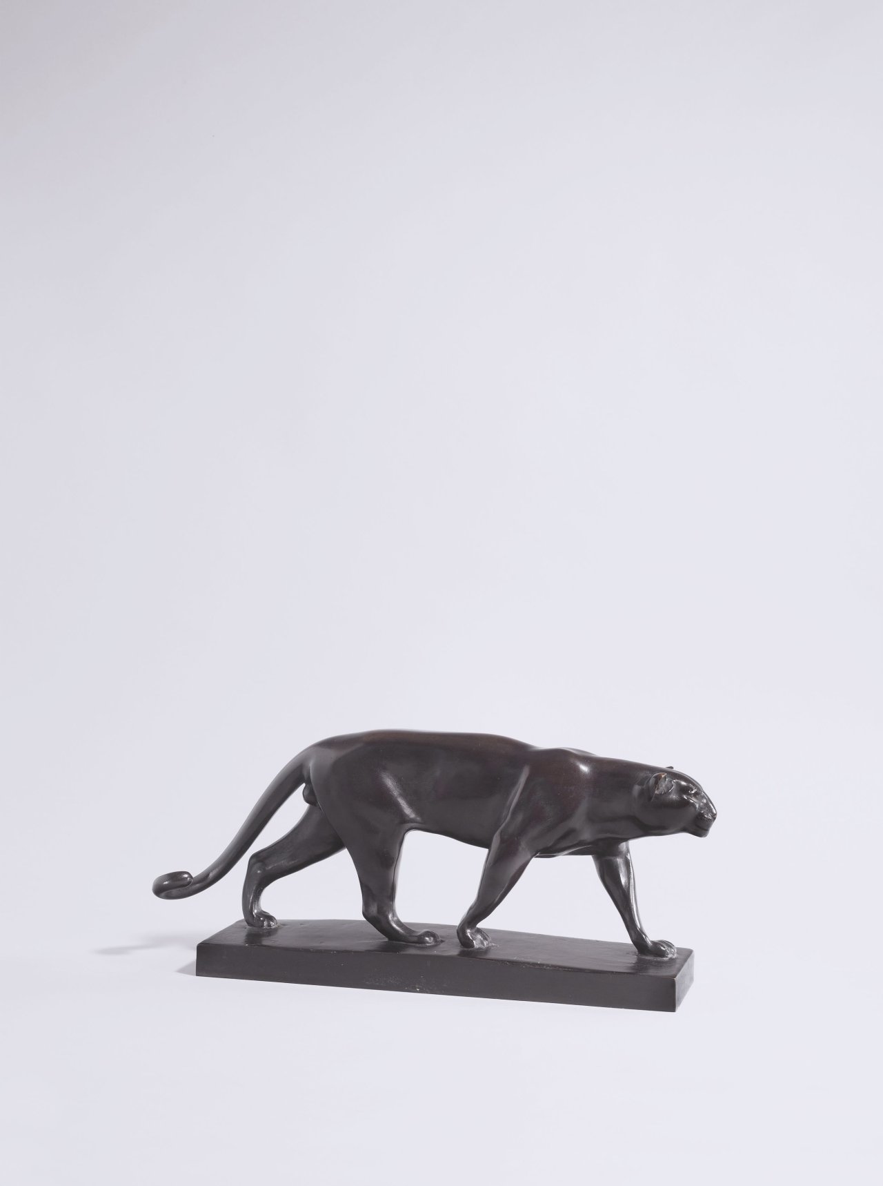 Auf diesem Bild ist das folgende Kunstwerk zu sehen: Fritz Behn. Leopard. 1909.