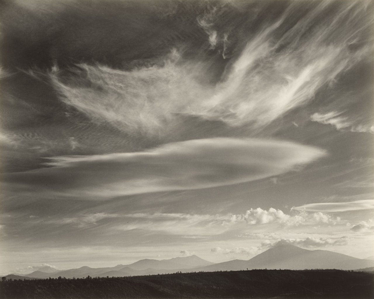 Auf diesem Bild ist das folgende Kunstwerk zu sehen: Edward Weston. „Clouds over Mt. Lassen“. 1937.