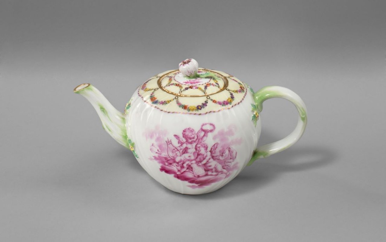Auf diesem Bild ist das folgende Kunstwerk zu sehen:  KPM Königliche Porzellan-Manufaktur Berlin. Teekanne Neuozier mit „Fliegenden Kindern“ in purpurner Camaieumalerei nach François Boucher. Um 1770/80.