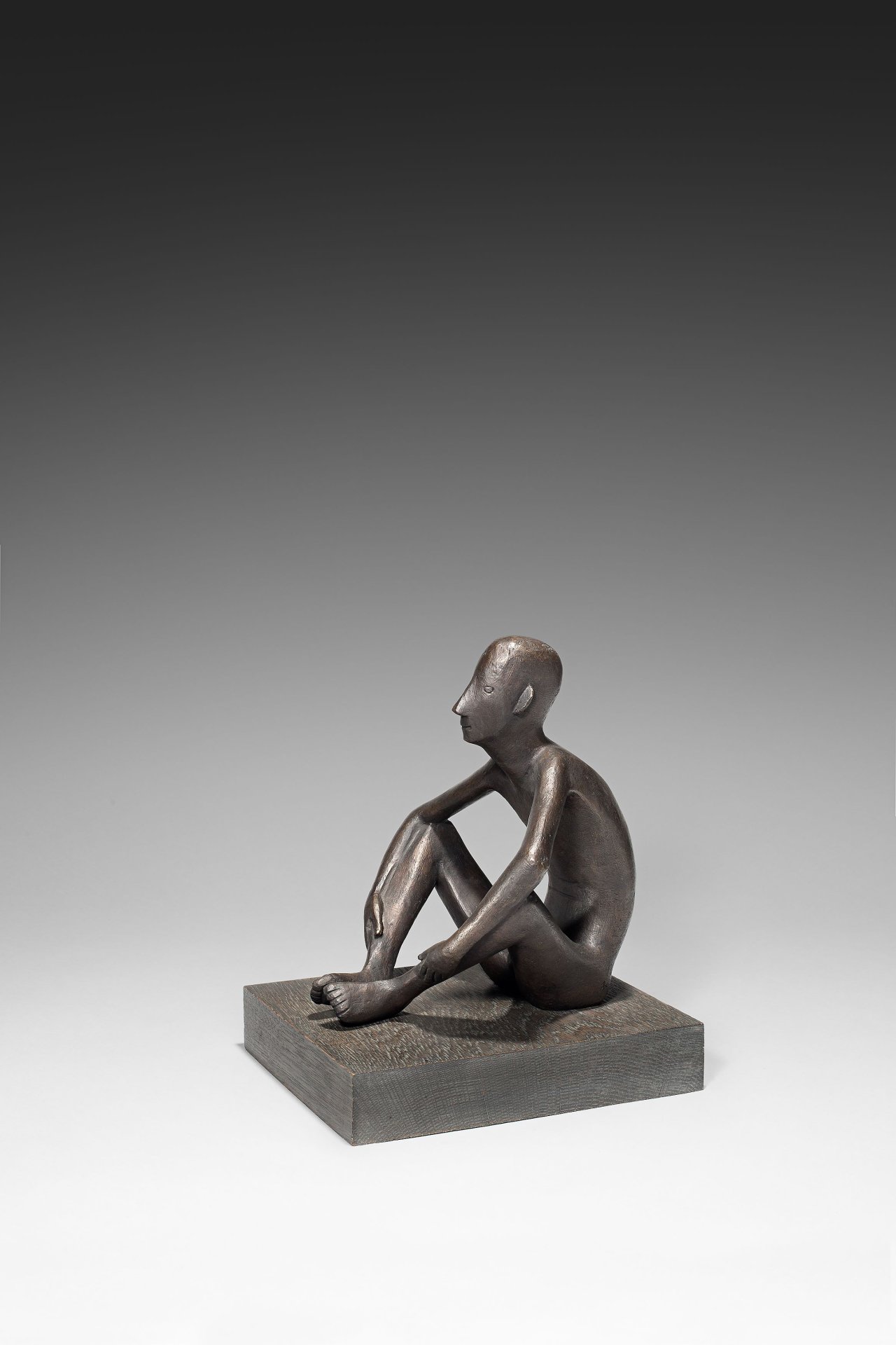 Auf diesem Bild ist das folgende Kunstwerk zu sehen: Gerhard Marcks. „Hockender Knabe“. 1952.
