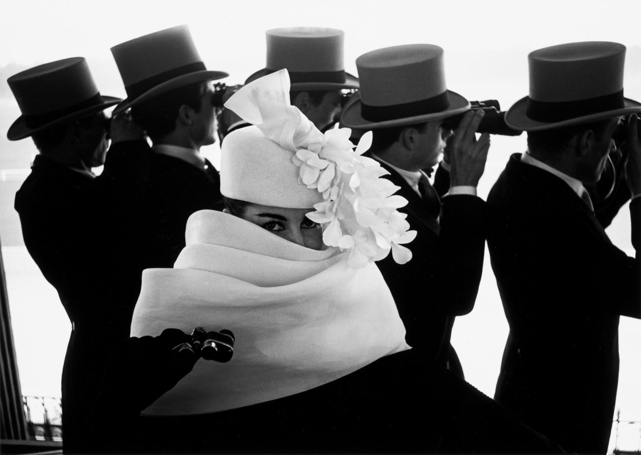Auf diesem Bild ist das folgende Kunstwerk zu sehen: Frank Horvat. „Givenchy Hat C, Paris“. 1958.