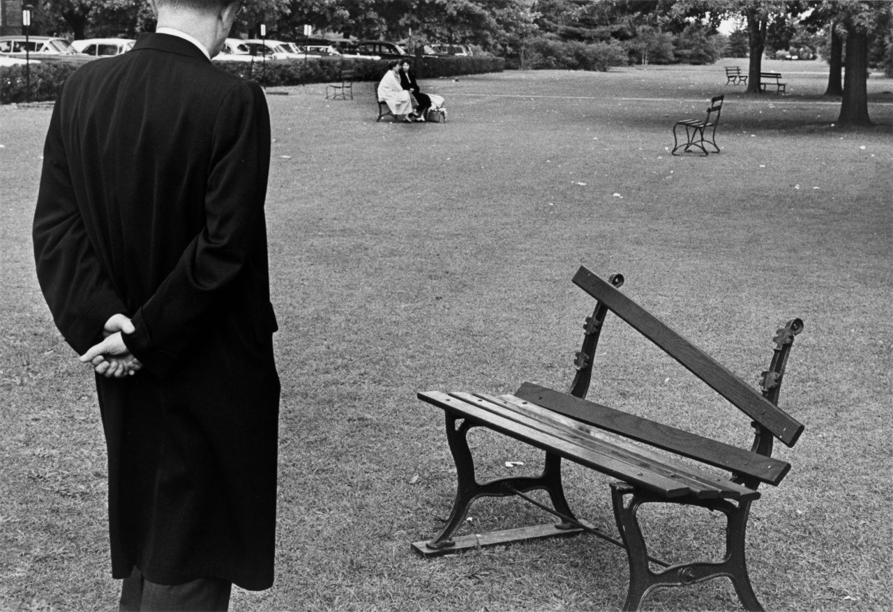 Auf diesem Bild ist das folgende Kunstwerk zu sehen: André  Kertész. Broken Bench, Long Island, New York, 20 September. 1962.