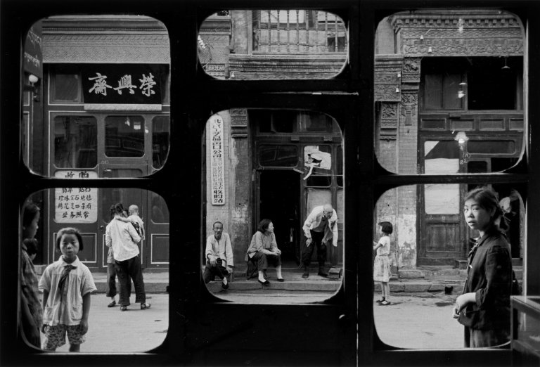 Auf diesem Bild ist das folgende Kunstwerk zu sehen: Marc Riboud. „Beijing“. 1965.