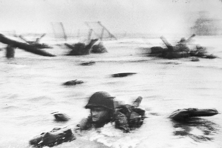Auf diesem Bild ist das folgende Kunstwerk zu sehen: Robert Capa (d.i. Endre Ernő Friedmann). Die Landung, Omaha Beach, Colleville-sur-Mer (Sergeant Roy Stevens), 6. Juni 1944.