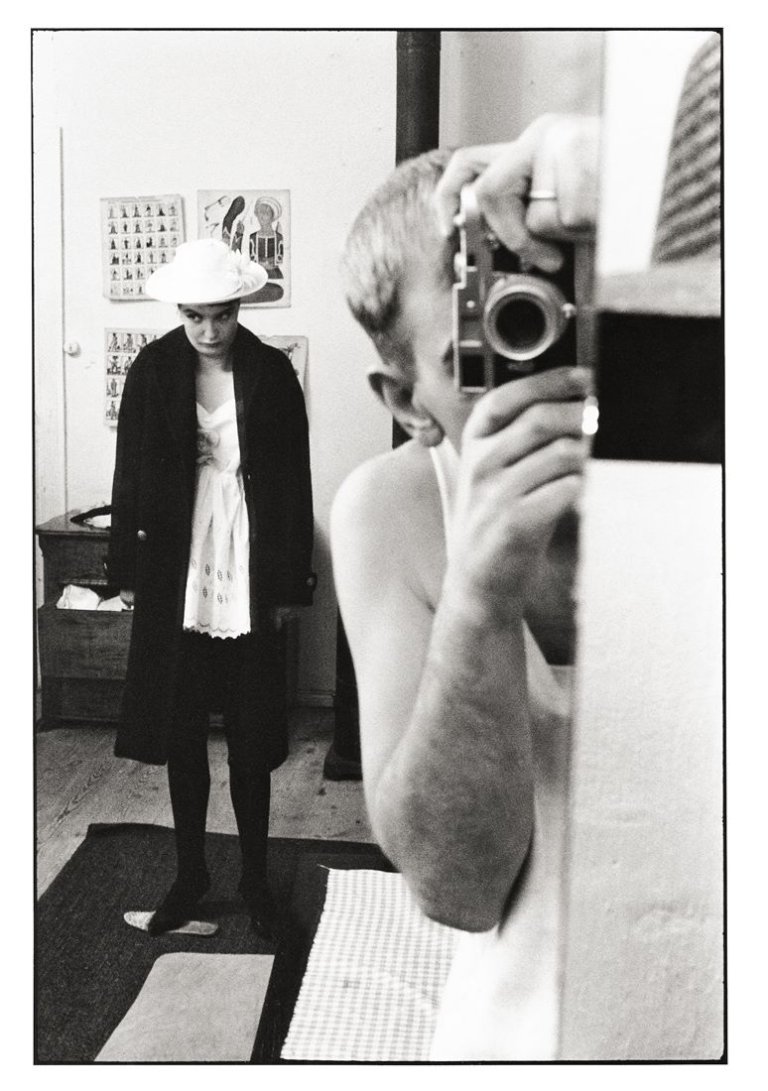 Auf diesem Bild ist das folgende Kunstwerk zu sehen: Will McBride. „Will fotografiert Frau Barbara vorm Faschingsfest Berlin“. 1959.