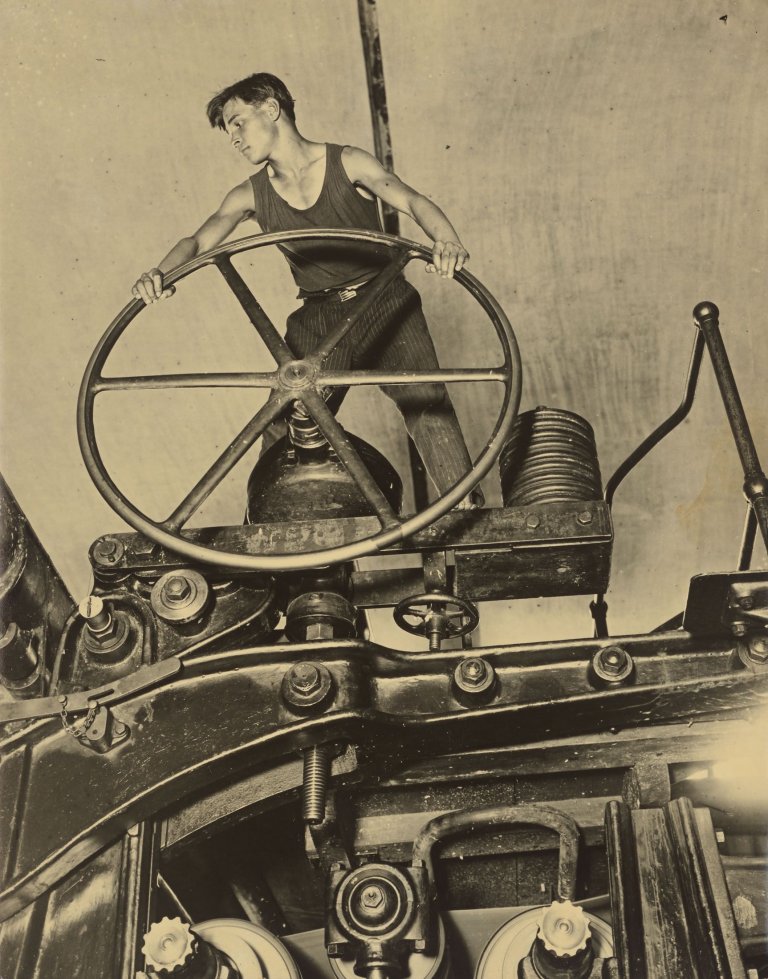 Auf diesem Bild ist das folgende Kunstwerk zu sehen: Arkady Shaikhet. Komsomolze am Handradsteuer. 1929.