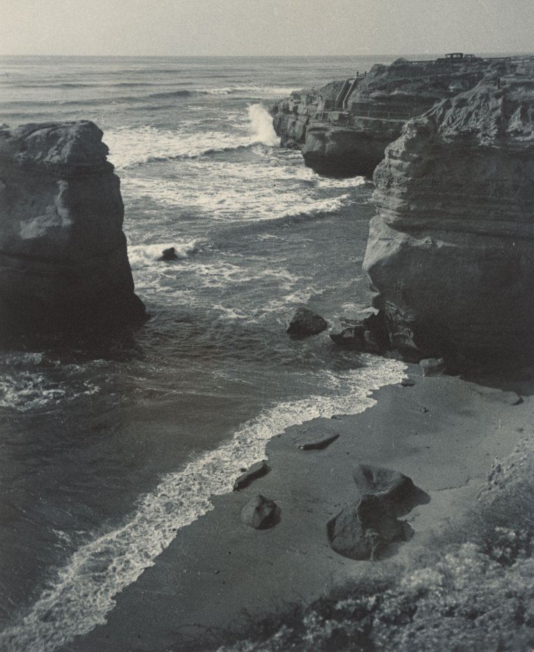 Auf diesem Bild ist das folgende Kunstwerk zu sehen: Drahomir Joseph Růžička. „The Eternal Struggle between Sea & Land. The broad Pacific. Calif.[ornia] coast“. 1937.