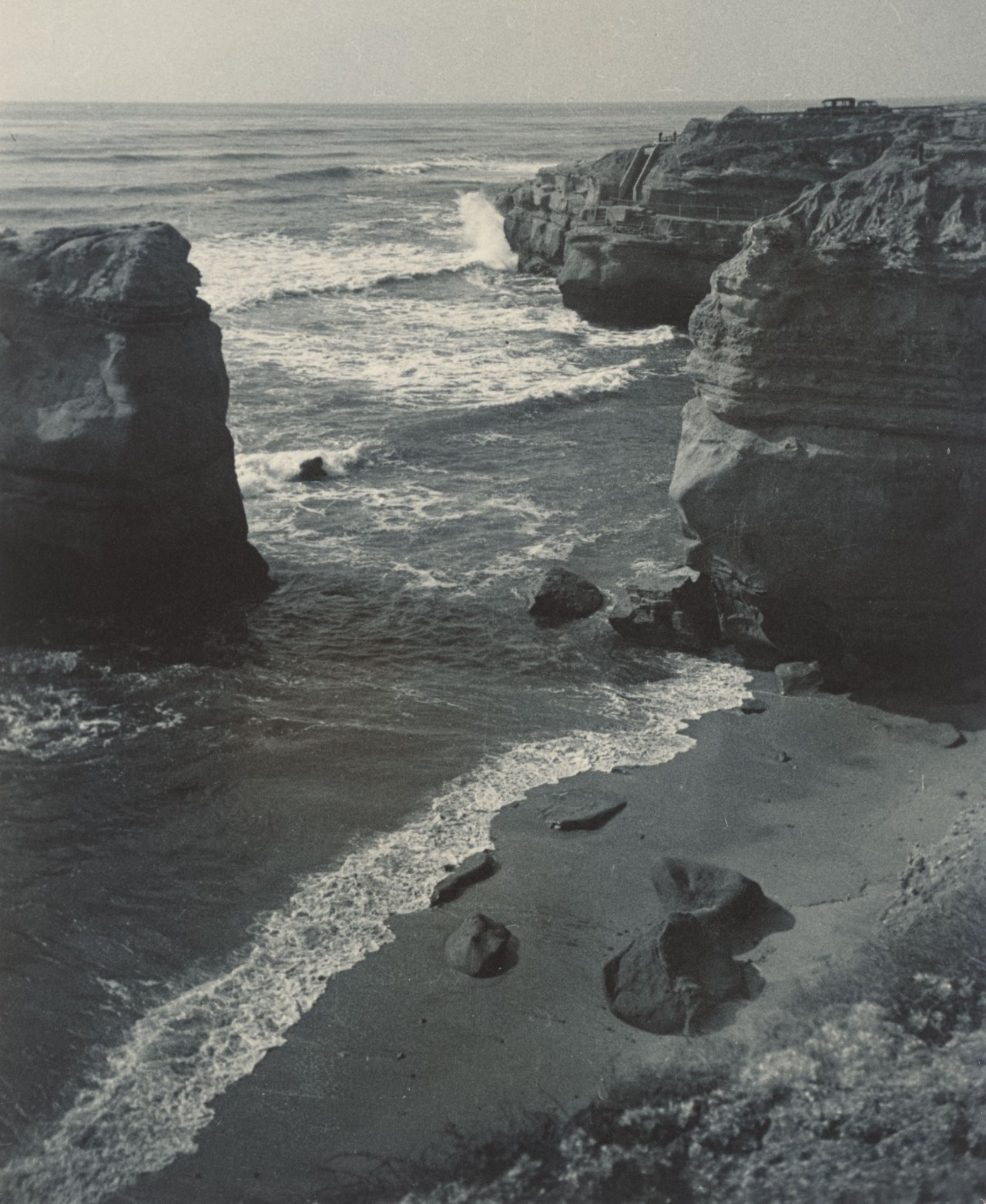 Auf diesem Bild ist das folgende Kunstwerk zu sehen: Drahomir Joseph Růžička. „The Eternal Struggle between Sea & Land. The broad Pacific. Calif.[ornia] coast“. 1937.