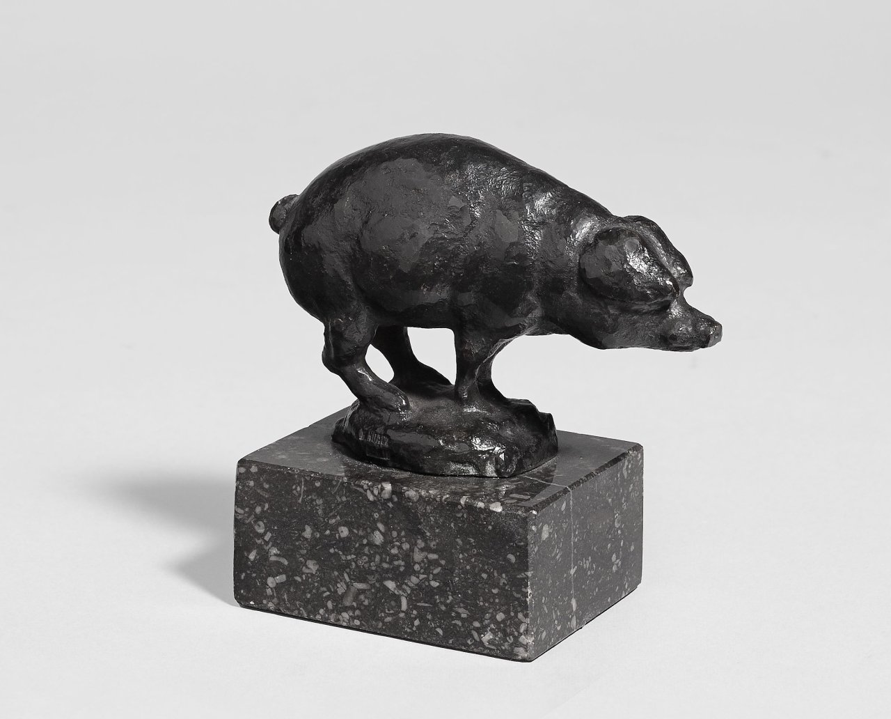Auf diesem Bild ist das folgende Kunstwerk zu sehen: August Gaul. „Schwein, Petschaft“. Um 1914.