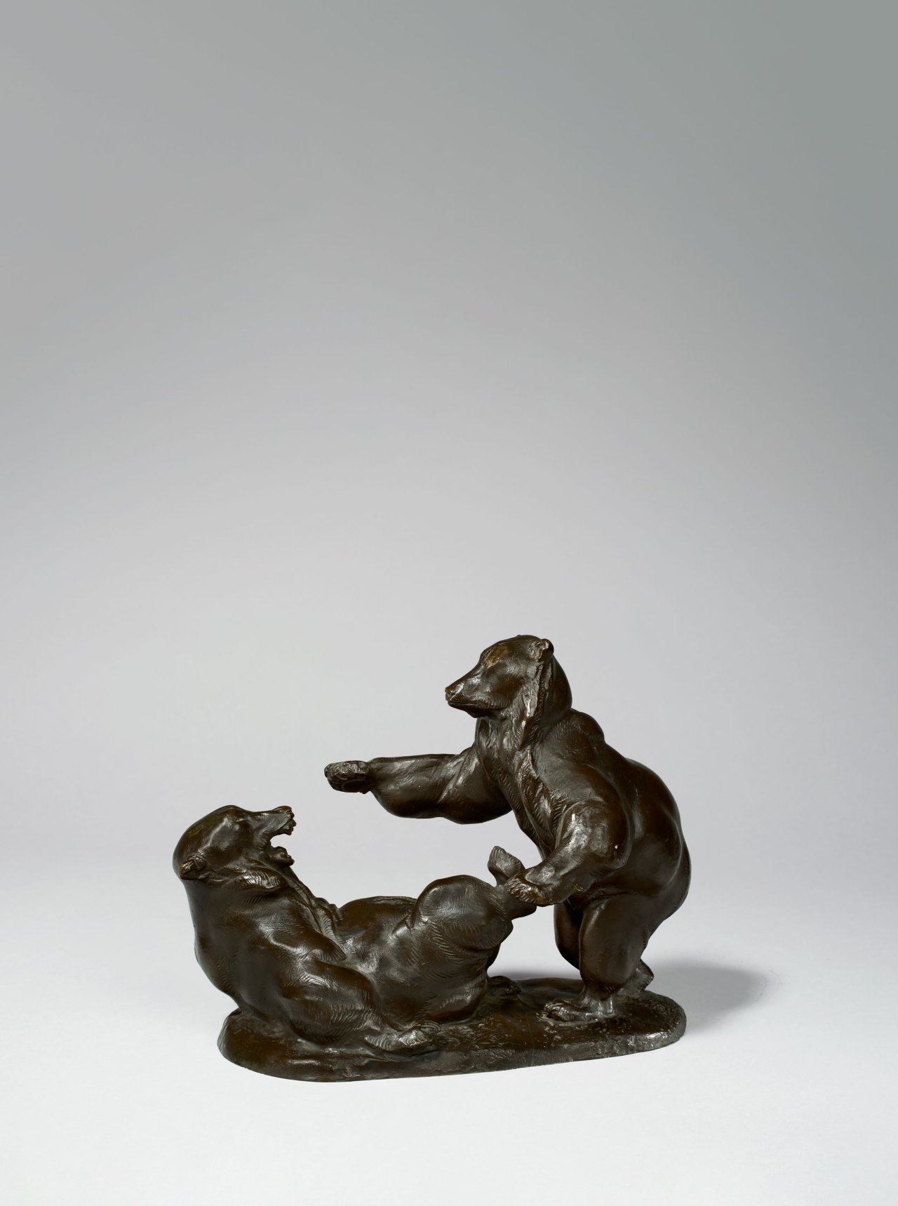 Auf diesem Bild ist das folgende Kunstwerk zu sehen: August Gaul. „Spielende Bären“. 1899.