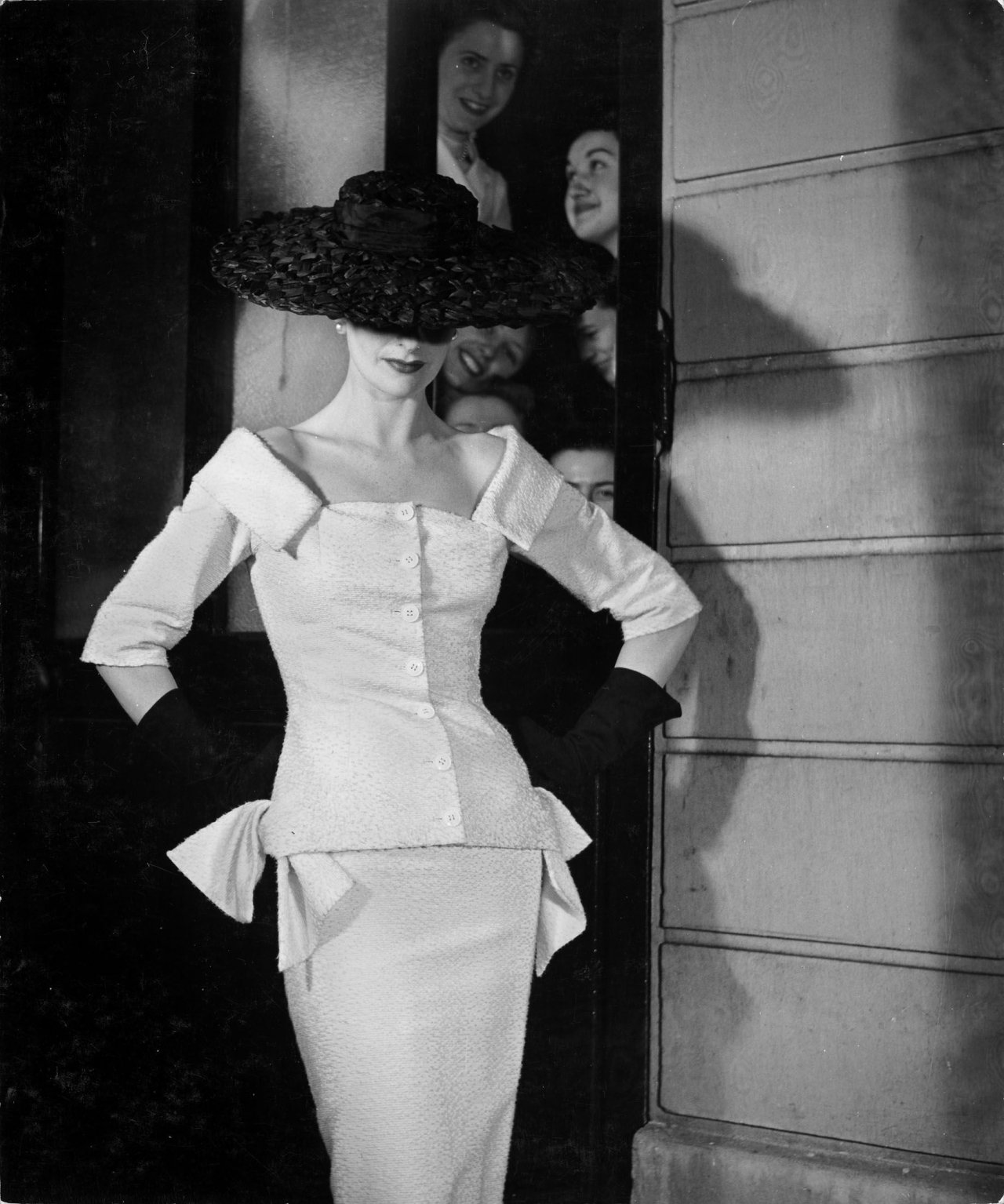 Auf diesem Bild ist das folgende Kunstwerk zu sehen: Walde Huth. „J. Fath, Paris“ (Geneviève). 1955.