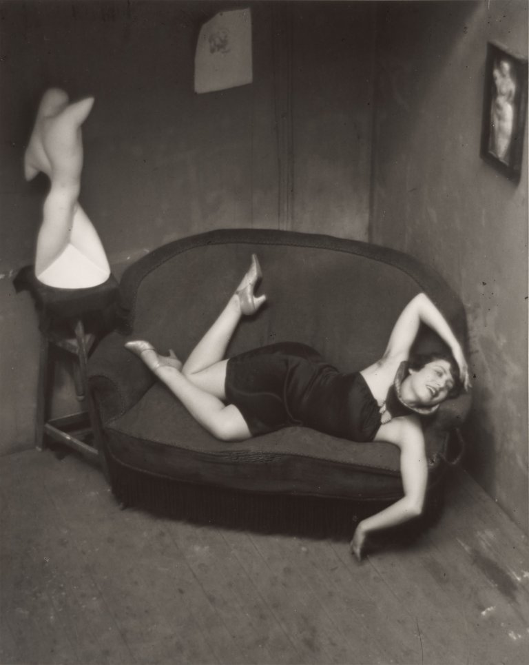 Auf diesem Bild ist das folgende Kunstwerk zu sehen: André  Kertész. „Paris“. Burleske Tänzerin. 1926.