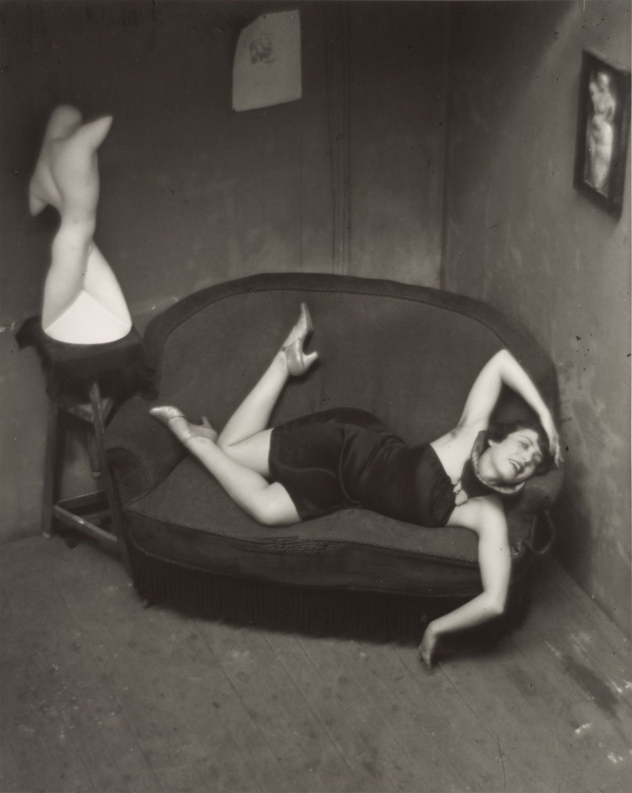 Auf diesem Bild ist das folgende Kunstwerk zu sehen: André  Kertész. „Paris“. Burleske Tänzerin. 1926.
