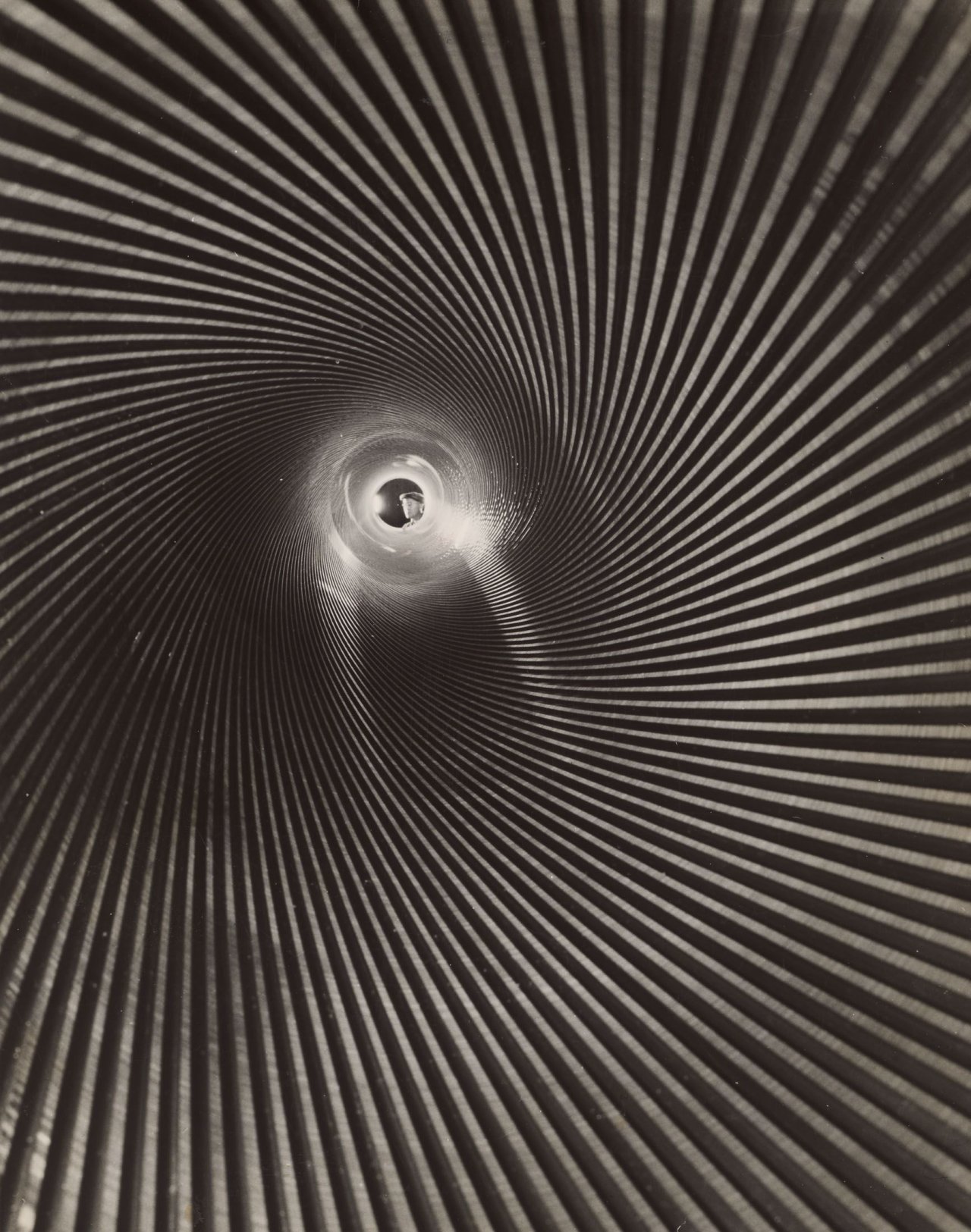 Auf diesem Bild ist das folgende Kunstwerk zu sehen: Andreas Feininger. American Industry at War. Watervliet Arsenal [New York]. Looking into a barrel of a 16 inch costal defence rifle. 1944.