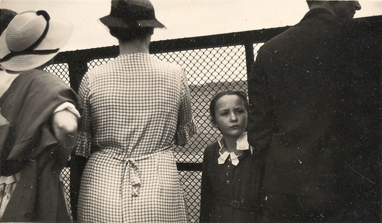 Auf diesem Bild ist das folgende Kunstwerk zu sehen:  Anonym. Ohne Titel (Zuschauer).  1930er Jahre.