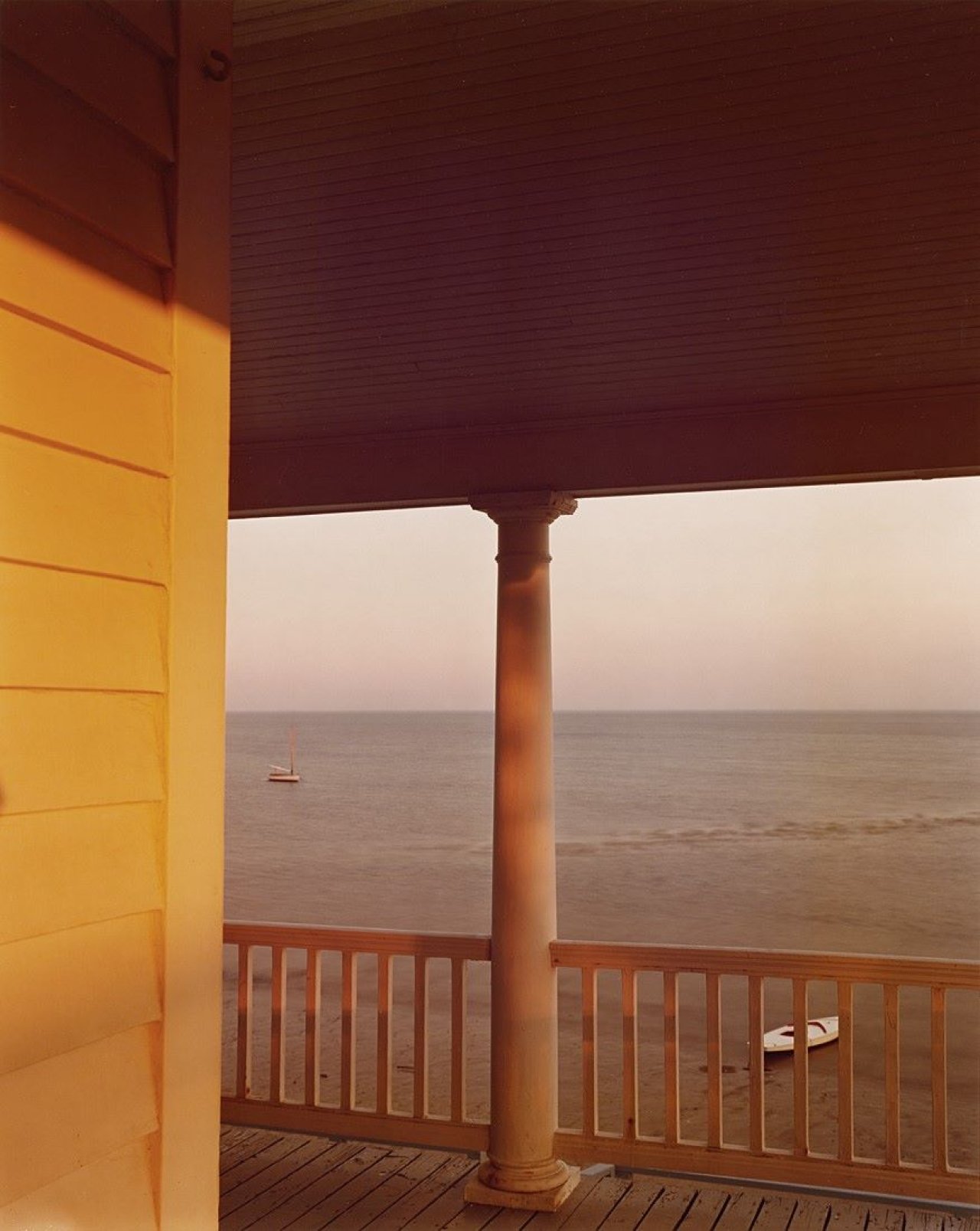 Auf diesem Bild ist das folgende Kunstwerk zu sehen: Joel Meyerowitz. Porch, Providence. 1981.