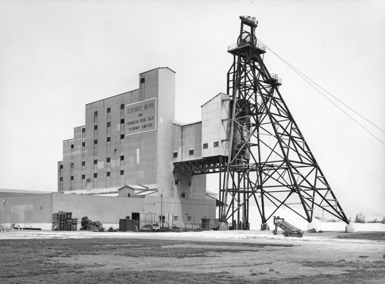 Auf diesem Bild ist das folgende Kunstwerk zu sehen: Bernd und Hilla Becher (Siegen 1931 - 2007 Rostock / Potsdam 1934 - 2015 Düsseldorf). Ojibway Salt Mine, Windsor, Canada. 1974.