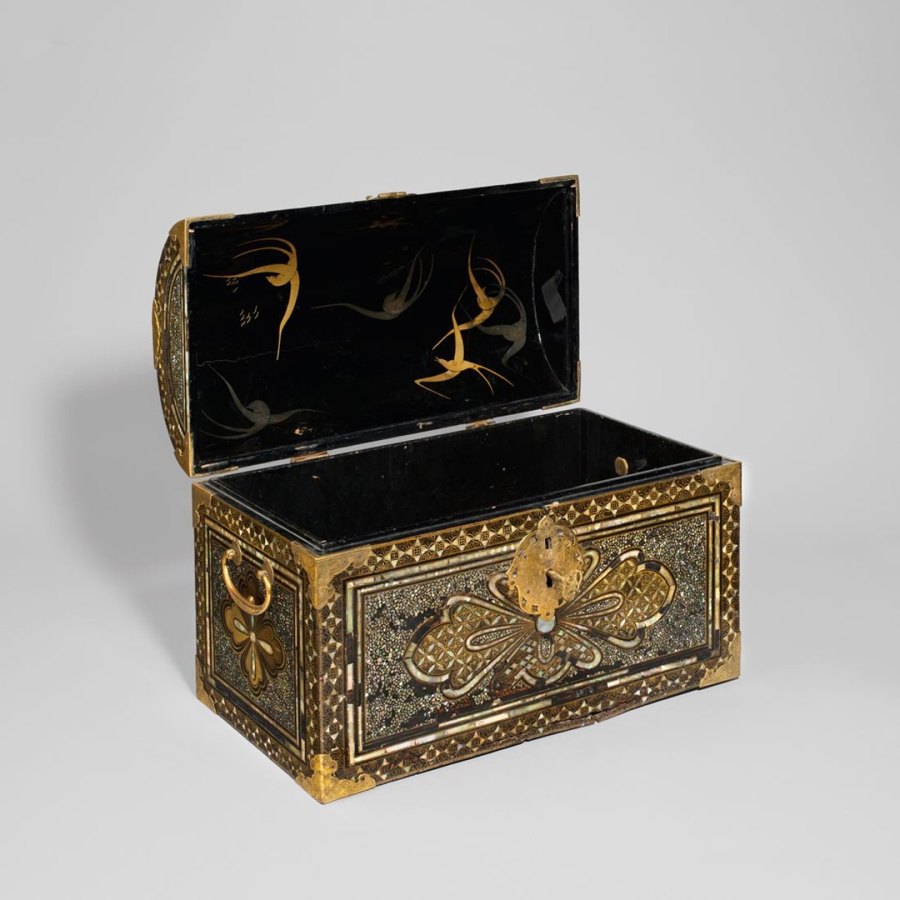 Auf diesem Bild ist das folgende Kunstwerk zu sehen:  Japanisch, Momoyama-Periode. Dogubako-Truhe mit Namban-Lack. Um 1600/15.