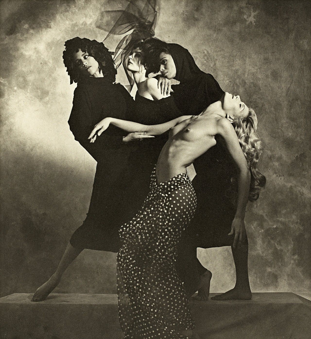 Auf diesem Bild ist das folgende Kunstwerk zu sehen: Horst P. Horst (d.i. Horst Paul Albert Bohrmann). Zoli Models. 1985.