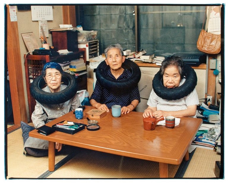 Auf diesem Bild ist das folgende Kunstwerk zu sehen: Tatsumi Orimoto. Ohne Titel, aus der Serie „Tire Tube Communication: Mama and Neighbours“. 1998.