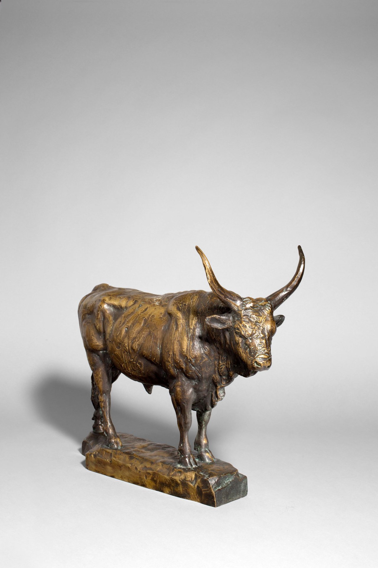 Auf diesem Bild ist das folgende Kunstwerk zu sehen: Louis Tuaillon. „Ungarischer Stier“. Um 1911.