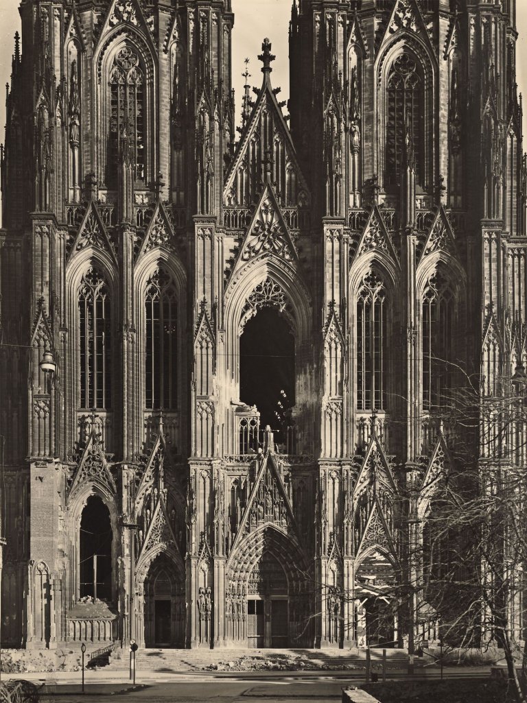 Auf diesem Bild ist das folgende Kunstwerk zu sehen: Karl Hugo Schmölz. Kölner Dom, zerstörte Westfassade. 1946.