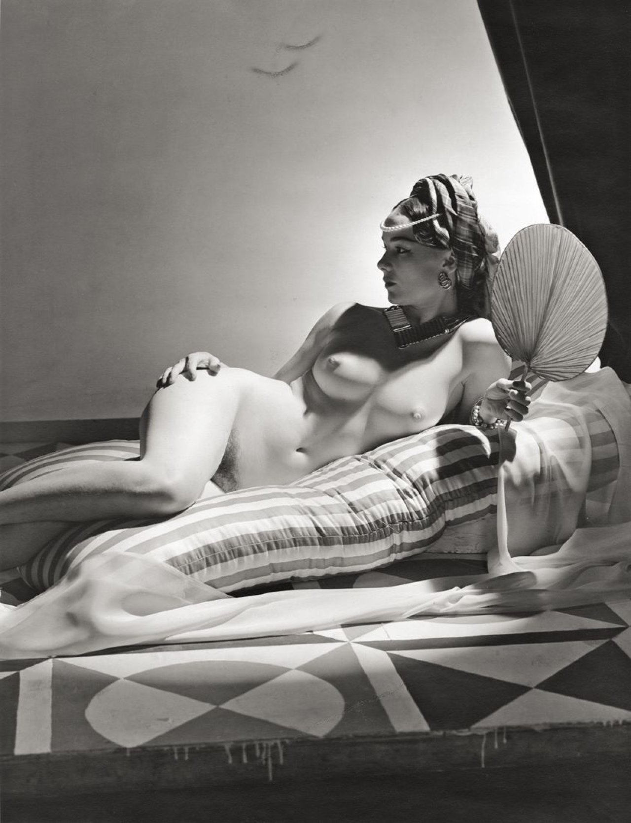 Auf diesem Bild ist das folgende Kunstwerk zu sehen: Horst P. Horst (d.i. Horst Paul Albert Bohrmann). Odalisque I, New York. 1943.