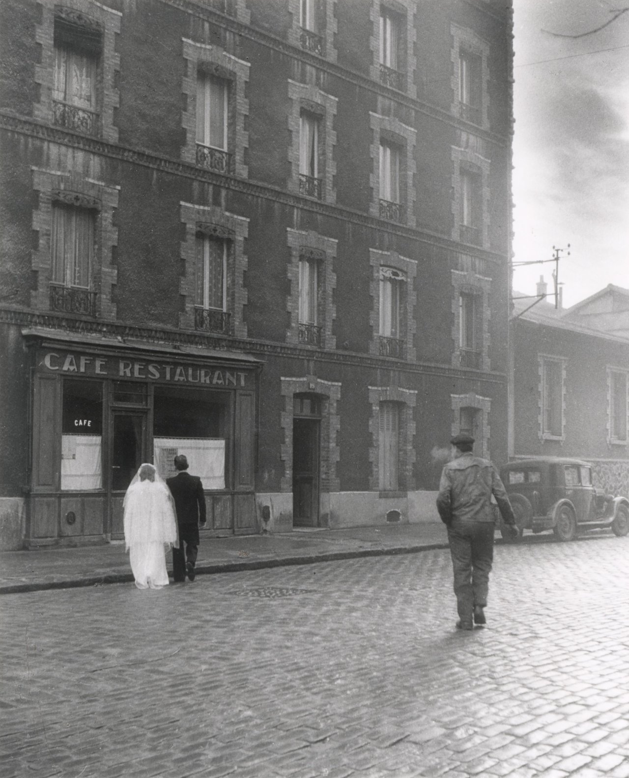 This picture shows the following artwork: Robert Doisneau. „La Stricte Intimité“, rue Marcelin-Berthelot, Montrouge. 1945.