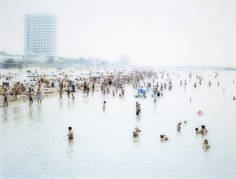 Auf diesem Bild ist das folgende Kunstwerk zu sehen: Massimo Vitali. „Marina di Carrara, torre Fiat“. 1995.