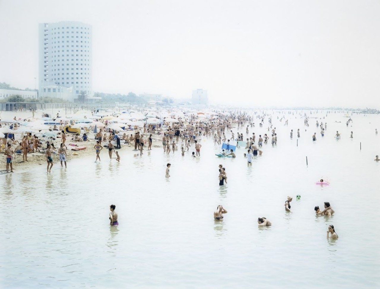 Auf diesem Bild ist das folgende Kunstwerk zu sehen: Massimo Vitali. „Marina di Carrara, torre Fiat“. 1995.