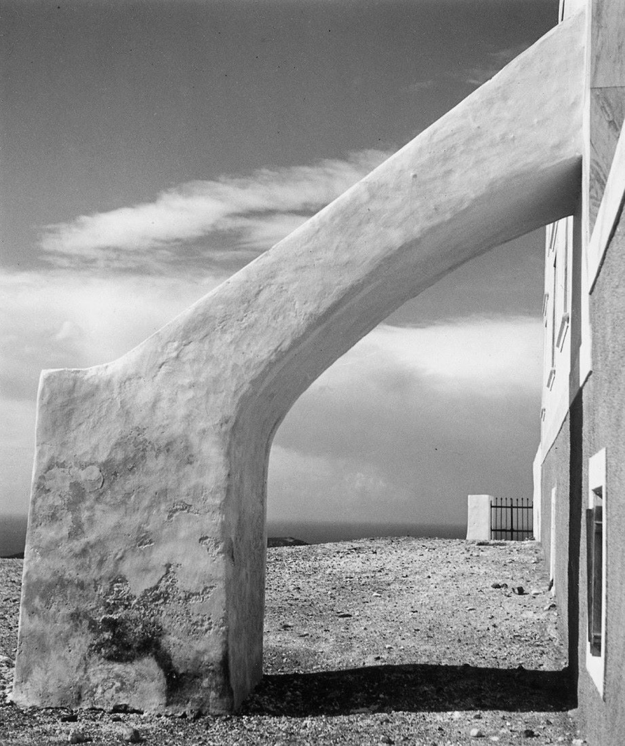 This picture shows the following artwork: Herbert List. Stützbogen eines Hauses, Santorin. 1937.